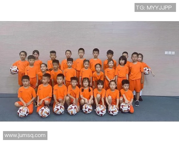 足球明星温馨瞬间抱小孩的幸福画面展现亲子情深与运动员的柔情一面