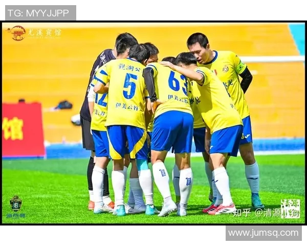 足球明星被粉丝围堵酒店外引发热议视频曝光引发网友热议与讨论